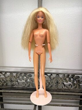 Vintage 1995 barbie blond doll with bending arms - beautiful face!